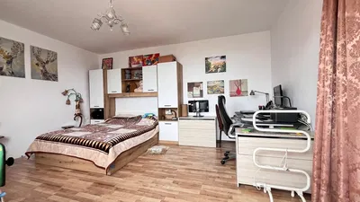 Spálňa; drevená podlaha, prirodzené svetlo, moderný štýl