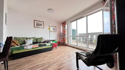 Obývačka; prirodzené svetlo, drevená podlaha