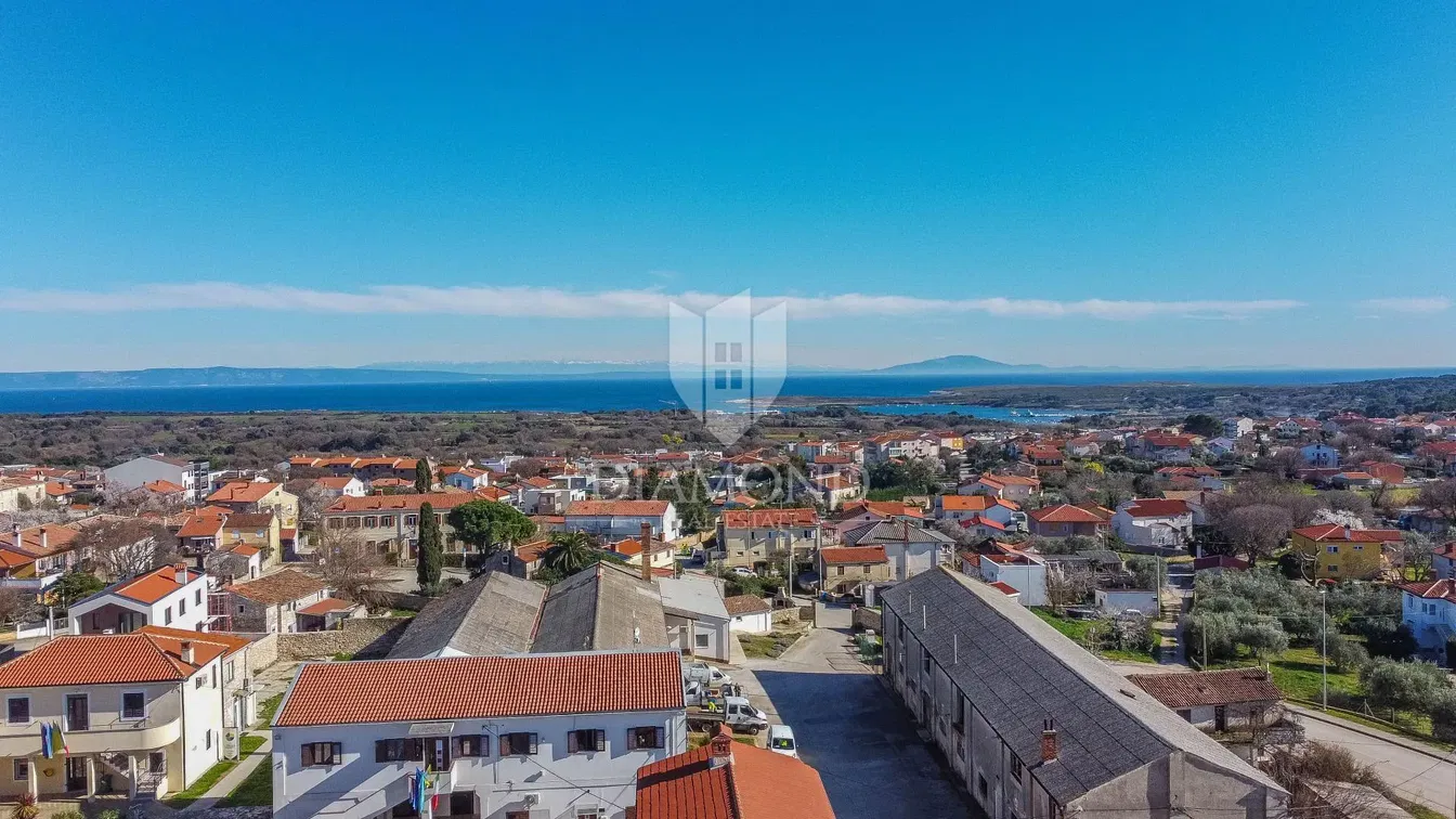 Casa y alrededores; vista
