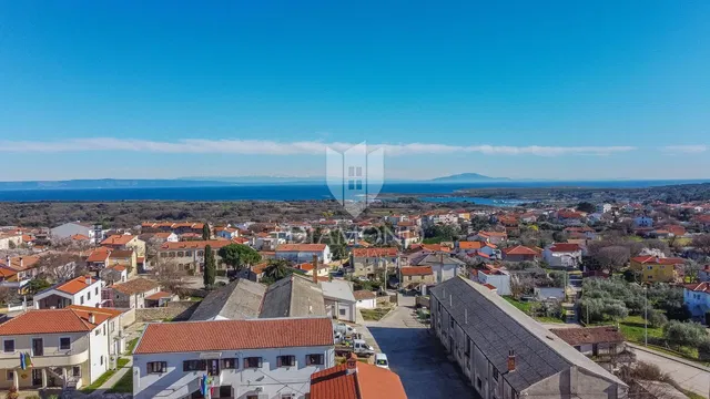 Casa y alrededores; vista