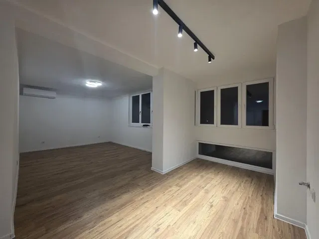 Living room; wood floor, natural light, modern style