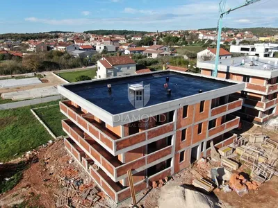 Casa y alrededores; necesita renovación