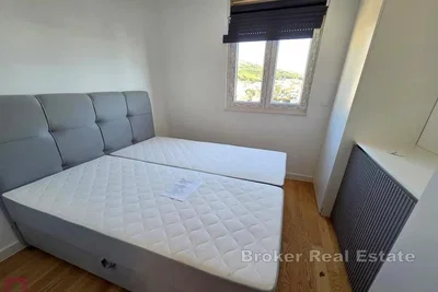 Camera da letto; vista, pavimento in legno, luce naturale