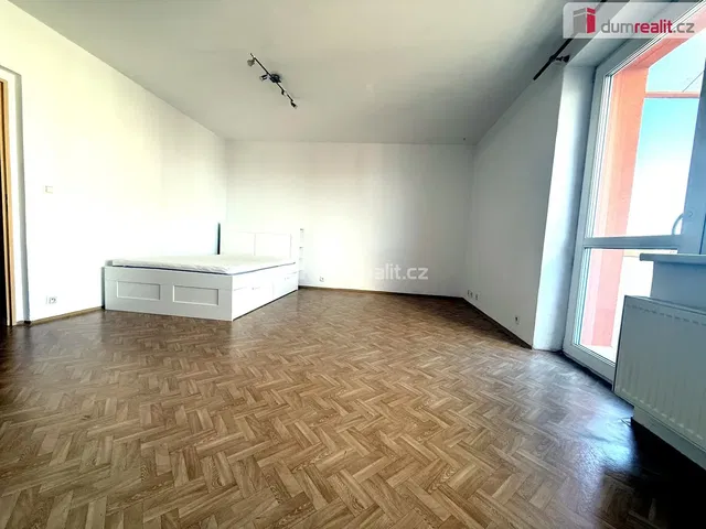 Dormitorio; suelo de madera, luz natural