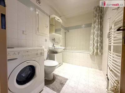 Baño; suelo de baldosas, luz natural