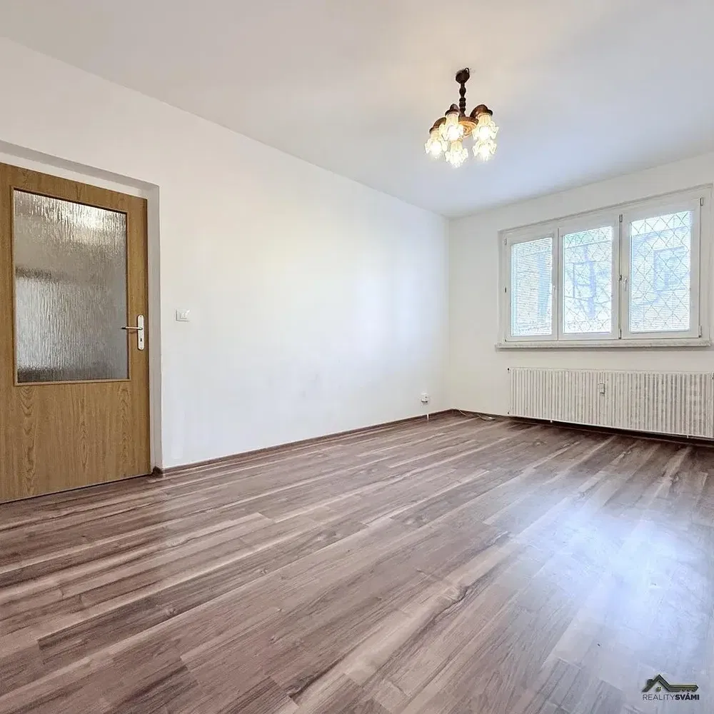 Wohnzimmer; holzboden, tageslicht