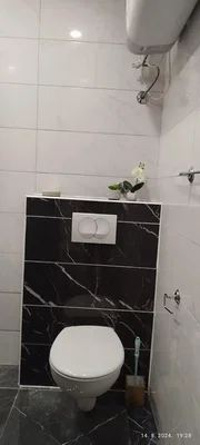 Toilette; fliesenboden, warmwasserbereiter