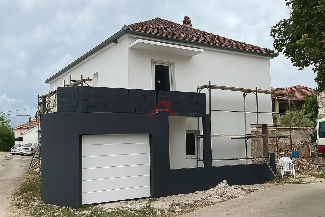 Maison et environs; nécessite rénovation