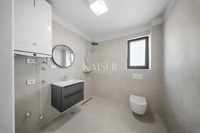 Salle de bain; chauffe-eau, carrelage, rénové, lumière naturelle