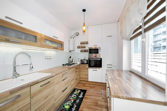 Kuchyně; kuchyňské spotřebiče, výhled, přirozené světlo, moderní styl