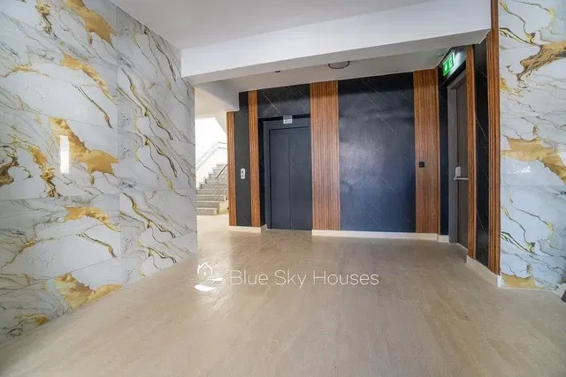 Autre; carrelage, poutres en bois