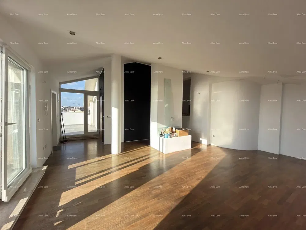 Dnevni boravak; pogled, drveni pod, prirodna svjetlost