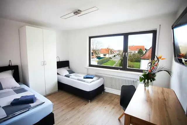 Schlafzimmer; blick, holzboden, tageslicht