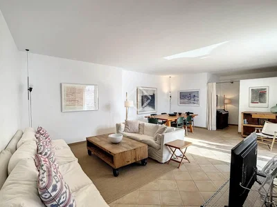 Wohnzimmer; fliesenboden, tageslicht, moderner stil