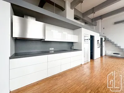 Kuhinja; kućanski aparati, drveni pod, prirodna svjetlost, moderan stil