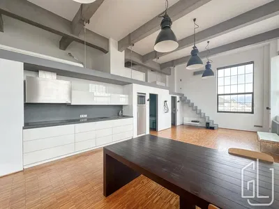 Kuhinja; drvene grede, drveni pod, moderan stil, prirodna svjetlost