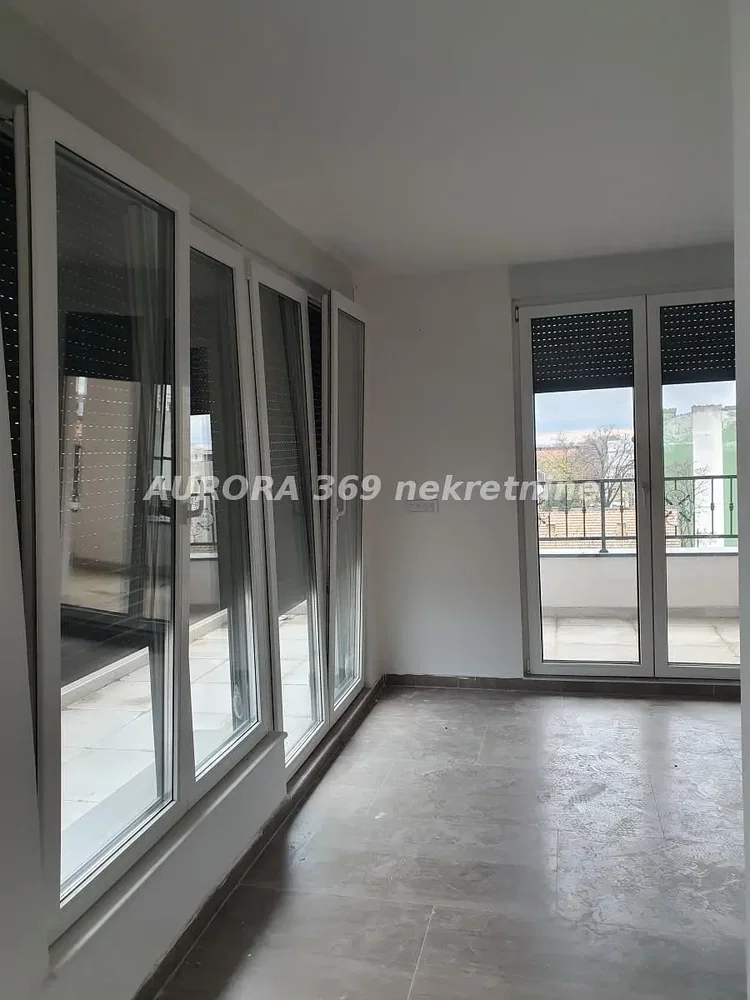 Balkon; dlažba, výhled