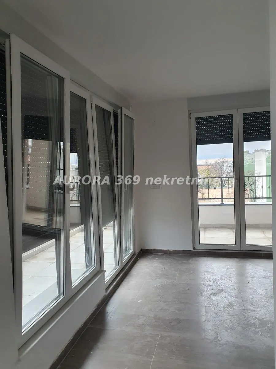 Balkon; dlažba, výhled