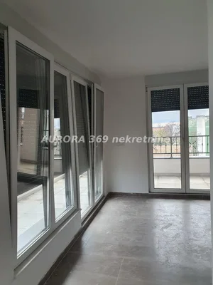 Balkon; dlažba, výhled