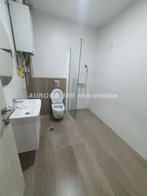 Koupelna; dlažba, ohřívač vody