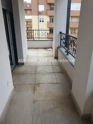 Balkon; tegelvloer, uitzicht