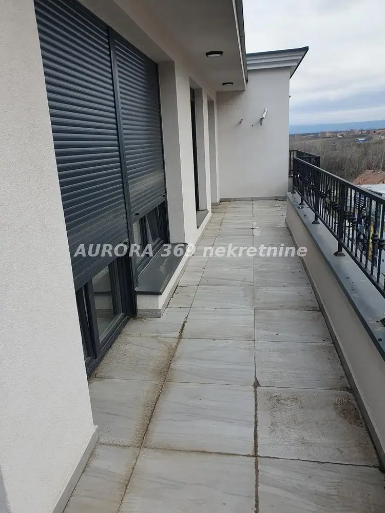 Balkon; tegelvloer, uitzicht