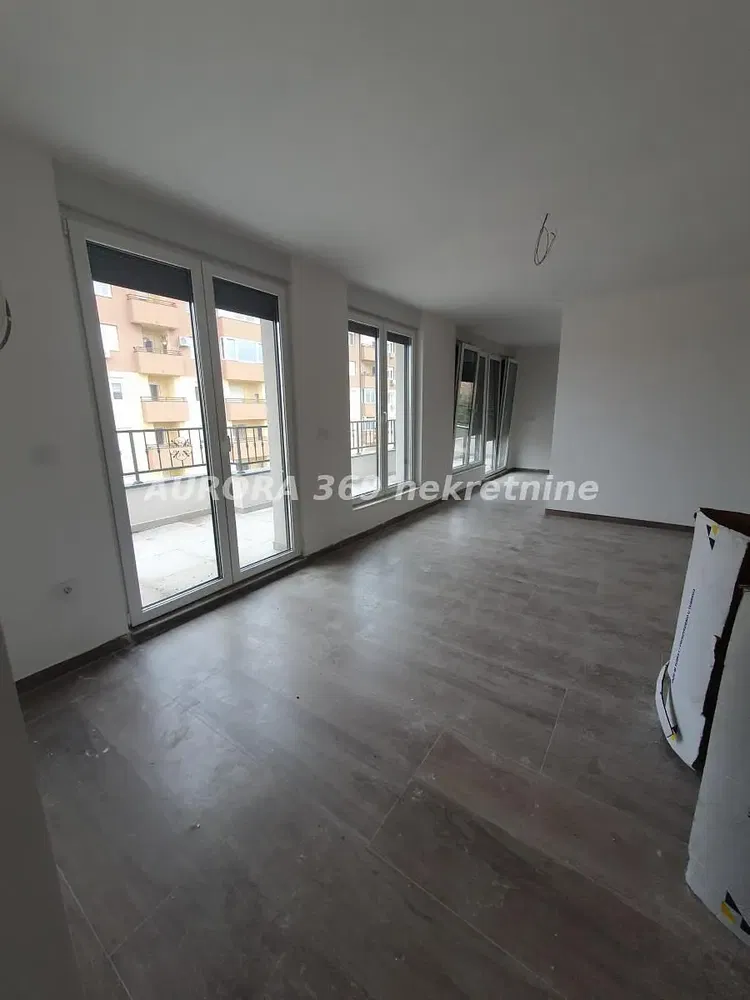 Woonkamer; tegelvloer, uitzicht, renovatie nodig