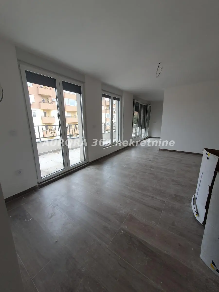 Woonkamer; tegelvloer, uitzicht, renovatie nodig