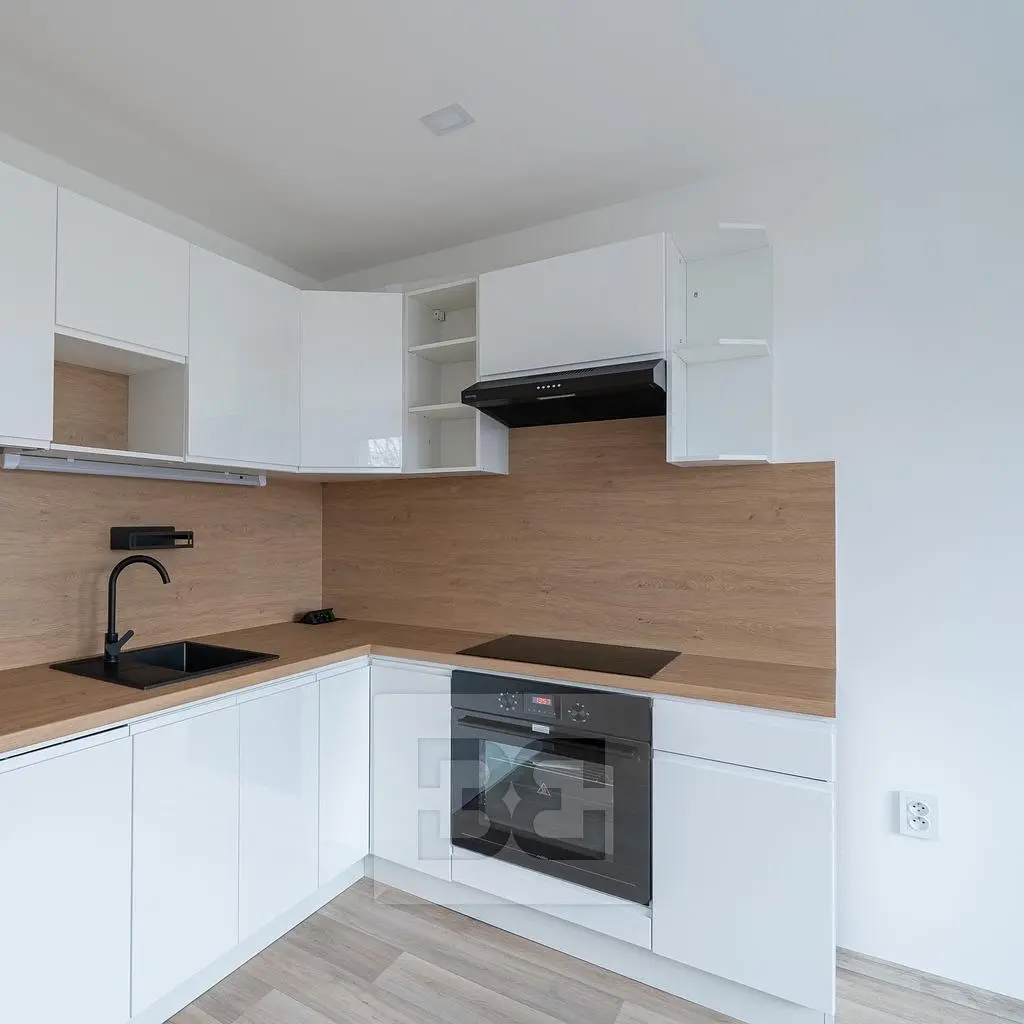 Cucina; elettrodomestici, ristrutturato, luce naturale, stile moderno