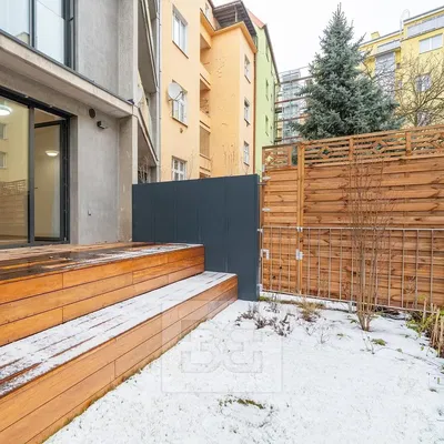 Terasa; drvene grede, prirodna svjetlost, moderan stil