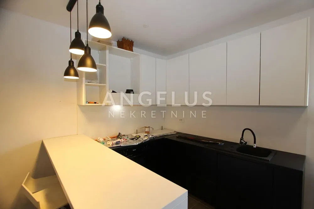 Keuken; keukenapparatuur, gerenoveerd, natuurlijk licht