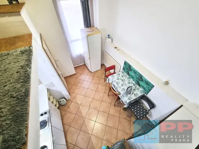 Κουζίνα; πλακάκια, συσκευές κουζίνας, φυσικό φως