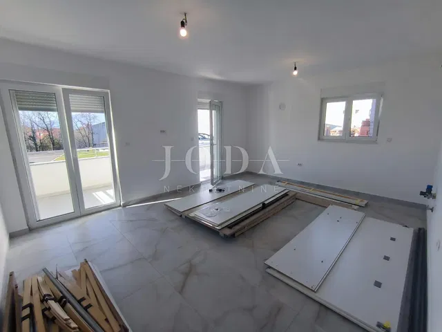 Sonstiges; fliesenboden, tageslicht, renovierungsbedürftig