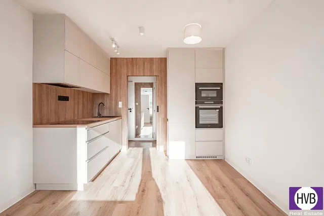 Keuken; keukenapparatuur, houten vloer, natuurlijk licht, moderne stijl, gerenoveerd