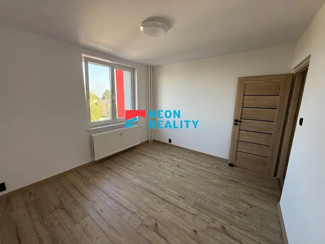 Camera da letto; vista, pavimento in legno, luce naturale