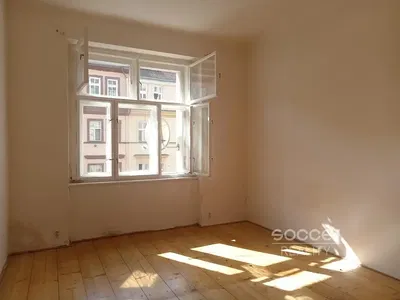 Спалня; гледка, дървен под, естествена светлина