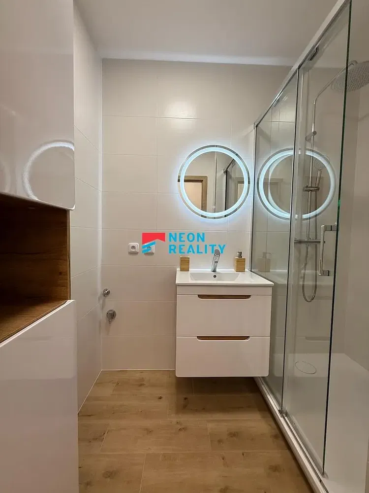 Baño; renovado, suelo de baldosas, luz natural, estilo moderno
