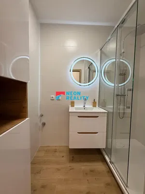 Baño; renovado, suelo de baldosas, luz natural, estilo moderno