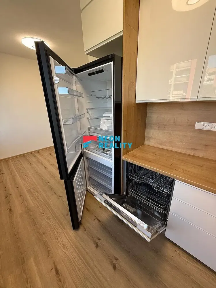 Cocina; electrodomésticos, suelo de madera