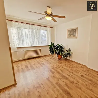 Дневна соба; дрвени под, природно светло