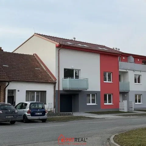 Къща и околности