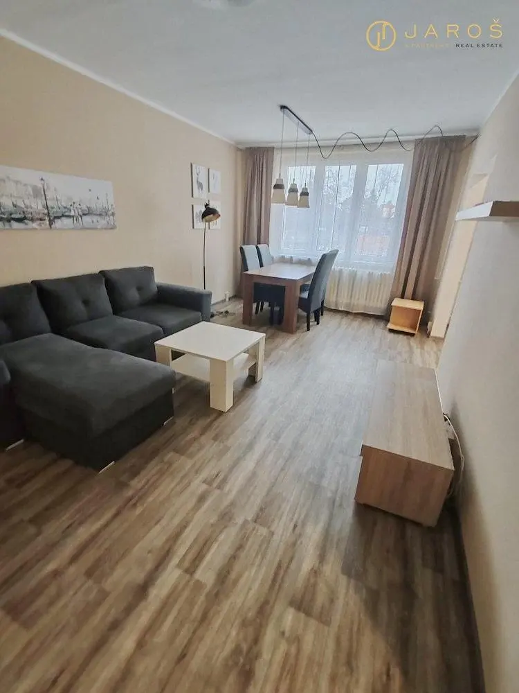 Obývačka; drevená podlaha, moderný štýl, prirodzené svetlo