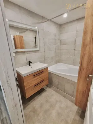 Kúpeľňa; dlažba, prirodzené svetlo, po rekonštrukcii