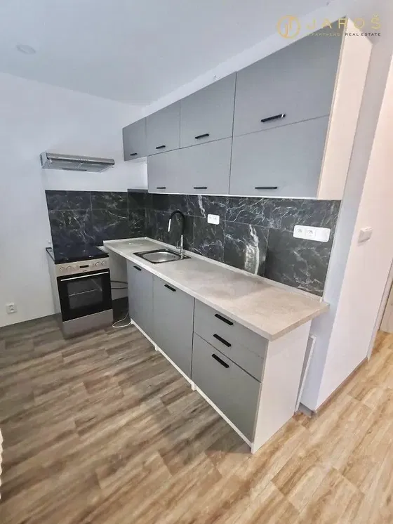 Kuchyňa; kuchynské spotrebiče, po rekonštrukcii, dlažba