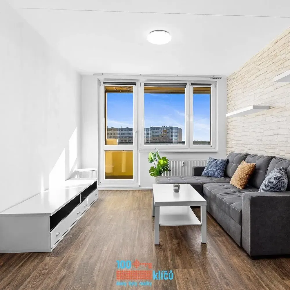 Obývačka; výhľad, prirodzené svetlo, moderný štýl, drevená podlaha