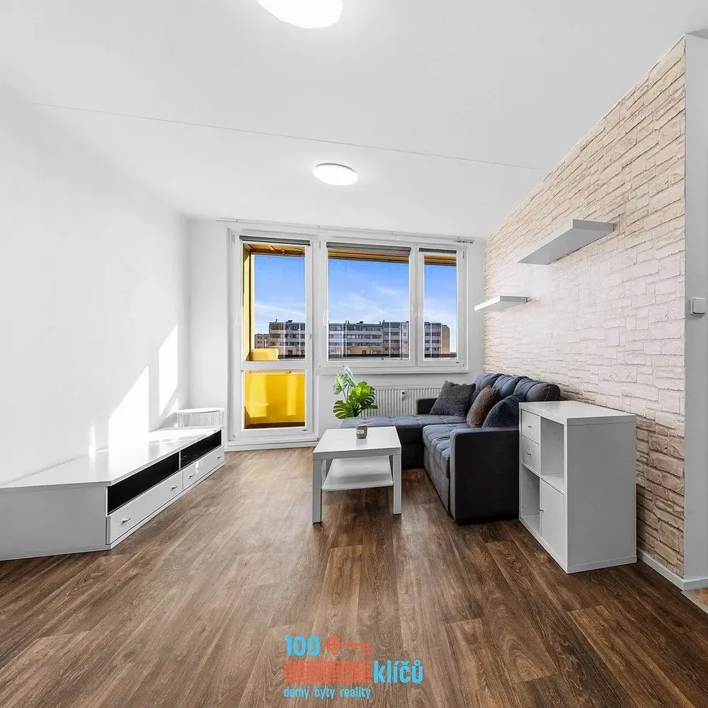 Obývačka; výhľad, prirodzené svetlo, moderný štýl, drevená podlaha