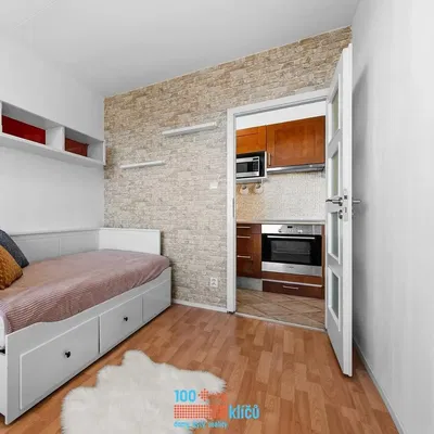 Spálňa; drevená podlaha, prirodzené svetlo