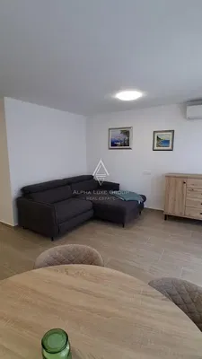 Soggiorno; pavimento in piastrelle, stile moderno