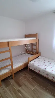 Camera dei bambini; pavimento in legno, pavimento in piastrelle