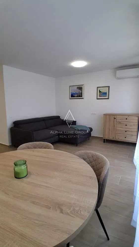 Soggiorno; stile moderno, pavimento in piastrelle, luce naturale